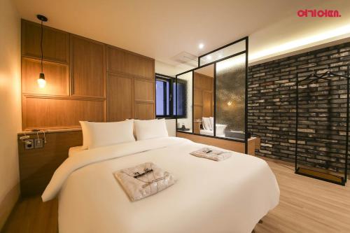 a bedroom with a large white bed in a room at 월호텔 in Cheonan