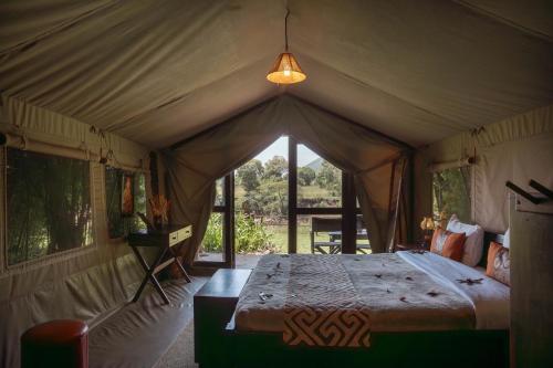 En eller flere senge i et værelse på Exploreans Mara River Camp
