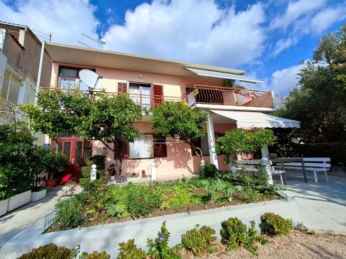 Olive Apartment and Rooms