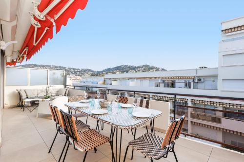 XXL 2 beds with XXL terrace next to Martinez Hotel