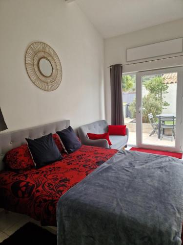 ein Schlafzimmer mit einem Bett, einem Stuhl und einem Fenster in der Unterkunft Cassis la gare in Cassis