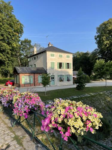 a bunch of flowers in front of a house at Chambres d’hôtes Le relais de Mantelot in Châtillon-sur-Loire