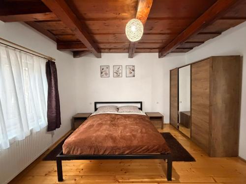 a bedroom with a large bed in a room at Medelore Cottage in Medişoru Mare
