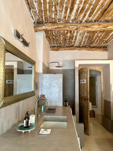a bathroom with a sink and a mirror at Domaine La Parpaille in Cucuron