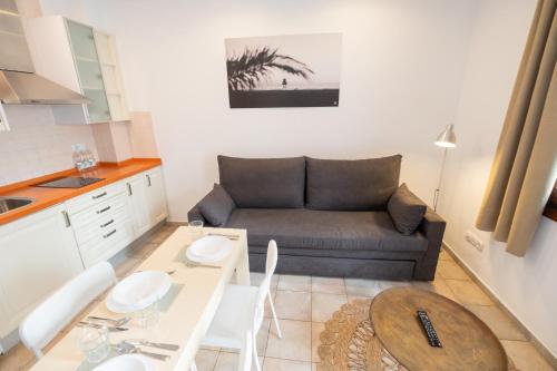a living room with a couch and a table at Apartamentos Gravina in Tarifa