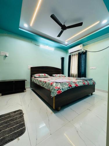 a bedroom with a bed and a ceiling at Vizag Urban Nest in Visakhapatnam
