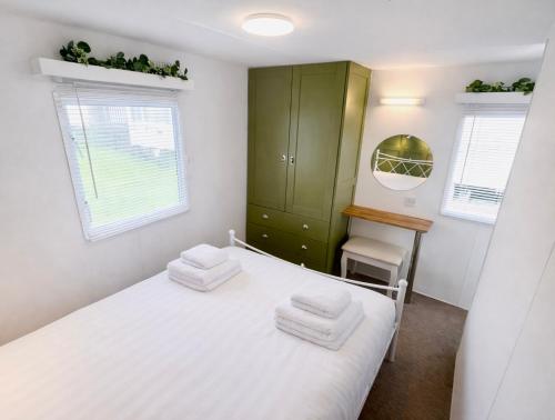 a bedroom with a white bed and a green cabinet at Soluthera in Par