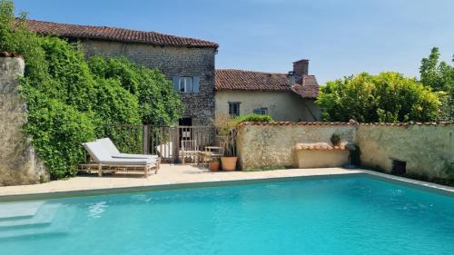 Maison d'Amis 내부 또는 인근 수영장