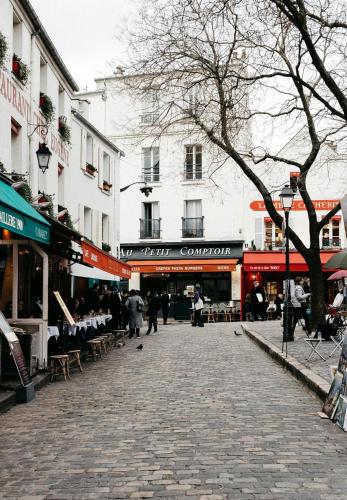 Intimate Flat w A C & Jacuzzi - 2BR 6P Montmartre