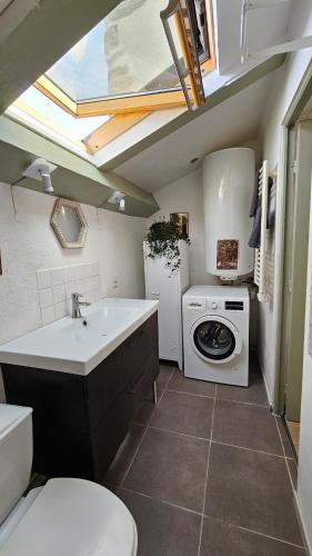 a bathroom with a sink and a washing machine at Appartement typique in Pertuis