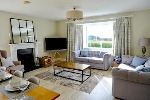 Gallery image of 5 Bedroom House By Travel Lets Holiday Homes Downings With Sea & Mountain View in Downings
