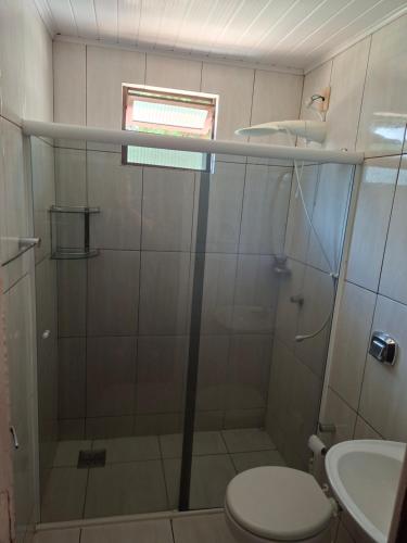 a bathroom with a shower with a toilet and a sink at Suíte até 3 pessoas, Centro, Piscina in Foz do Iguaçu
