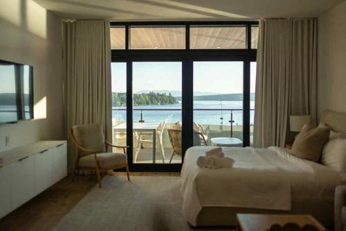 a bedroom with a bed and a view of the ocean at La Capitainerie du Lac-Mégantic in Lac-Mégantic