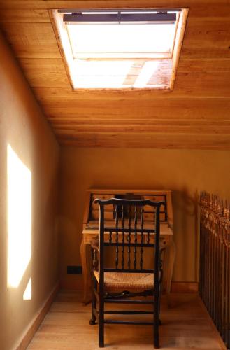 a piano in a room with a skylight at Lu Stâve in Stoumont