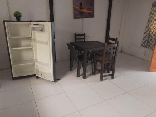 eine Küche mit Tisch, Stühlen und Kühlschrank in der Unterkunft Kokomo in Coveñitas