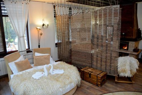 Katil atau katil-katil dalam bilik di Momini Dvori Boutique Guest House