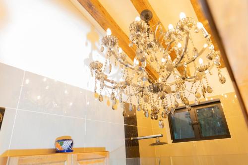 a chandelier hanging from the ceiling in a room at Ecohotel Dubai del Oriente in El Peñol