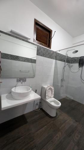 a bathroom with a sink and a toilet at Ophelia in Diyatalawa