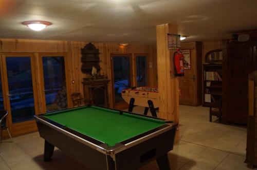 un salon avec une table de billard dans l'établissement Le Domaine du Trappeur, à Saint-Sorlin-dʼArves