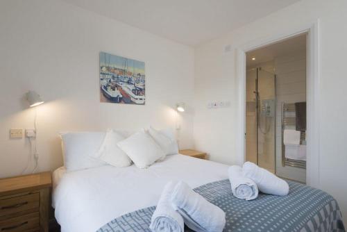 a bedroom with a large bed with towels on it at Manuka Cottage in Aviemore