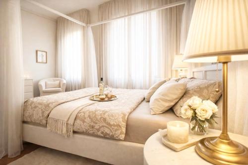 Amazing Grand Premium Apartment next to the Duomo, 2 Bedrooms, 2 Bathrooms, ideal for 2-8 guests, family and friends