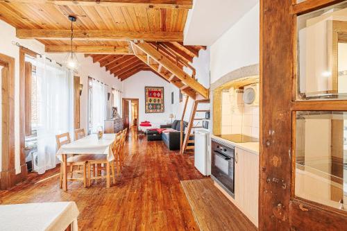 a kitchen and living room with a table and chairs at Casas da Biquinha in Sintra