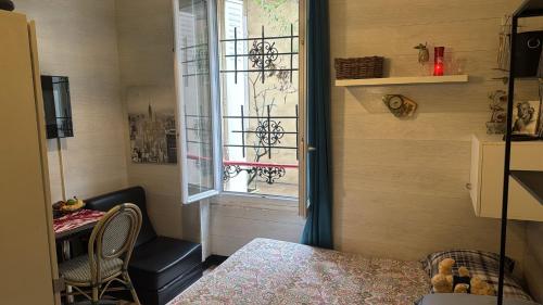 Studio Maryline de 18 m2 - Calme - Rez de chaussée sur patio Privé - Grand Canapé-Lit Clic Clac pour 2 personnes - Kitchenette - Salle de bain - 5 minutes du Métro Brochant de la ligne 13,Bus 54,74 et 31 vers sites touristiques