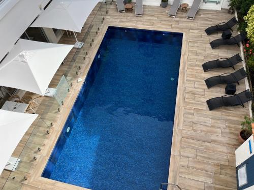 an overhead view of a swimming pool with umbrellas at Hôtel Le Yachtman, The Originals Collection in La Rochelle
