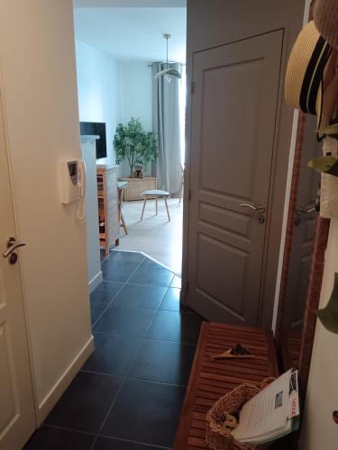 a hallway with a door leading to a room at Agréable logement à Loches in Loches