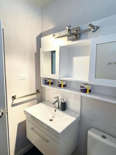 ブリッジタウンにあるBrightridge Condosの洗面台、鏡、トイレ付きのバスルーム