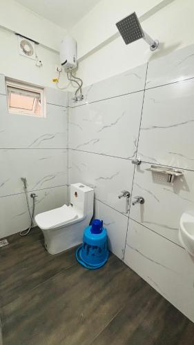 a bathroom with a toilet and a sink at MIRACLE inn NEAR AL-AMEEN COLLEGE in Alwaye