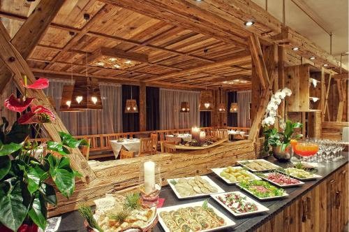 A restaurant or other place to eat at Alpine Hotel Gran Foda'