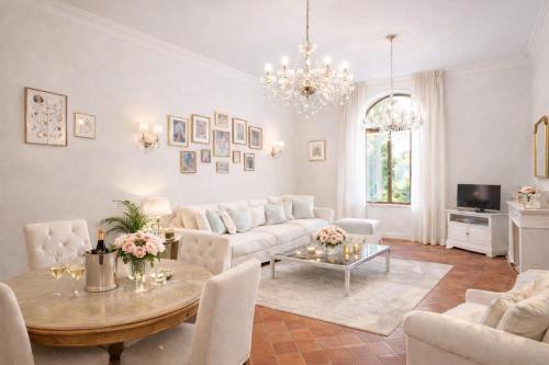 Amazing Grand Premium Apartment next to the Duomo, 2 Bedrooms, 2 Bathrooms, ideal for 2-8 guests, family and friends