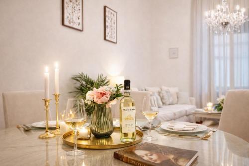 Amazing Grand Premium Apartment next to the Duomo, 2 Bedrooms, 2 Bathrooms, ideal for 2-8 guests, family and friends