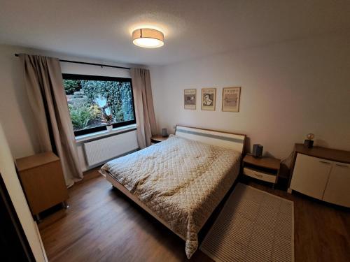 ein Schlafzimmer mit einem Bett und einem großen Fenster in der Unterkunft Gemütliche Fewo "Schellings Ruhe" in Sundern