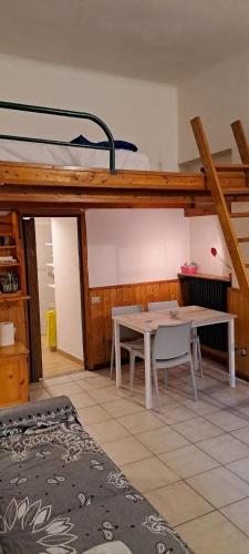 a room with a table and a bunk bed at Casa Pina in Como