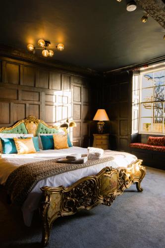 a bedroom with a large bed with a goldituresigunigunigunigunigunigun at The Old House Apartment in Shrewsbury