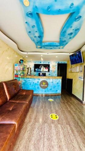 a living room with a couch and a blue ceiling at Hotel Mi Palermo in Bucaramanga