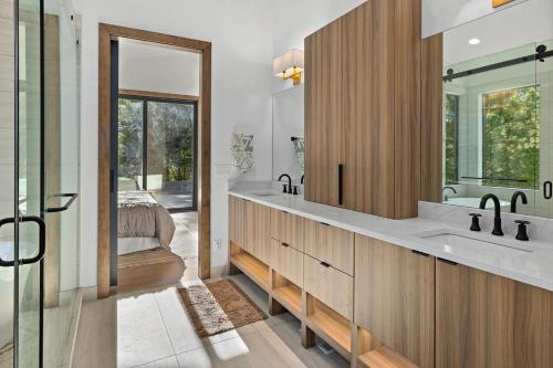 a bathroom with two sinks and a large mirror at Onyx in Cle Elum