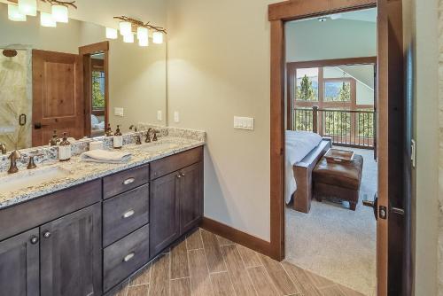 a bathroom with two sinks and a large mirror at Grand Alpine Lodge in Ronald