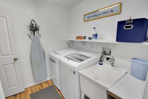 a laundry room with a washing machine and a tie at Driftwood in Ronald