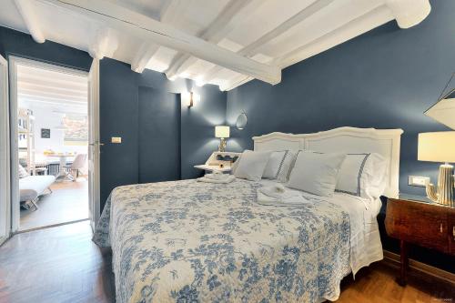 Santo Spirito Romantic by Mmega