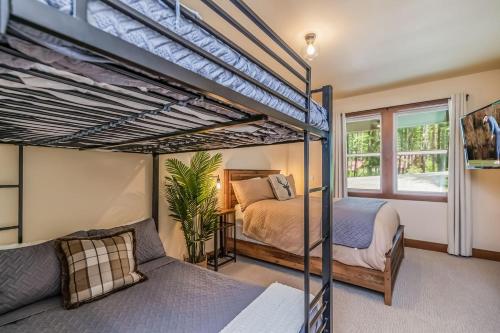 a bedroom with two bunk beds and a window at Lake Cabins Lodge in Ronald