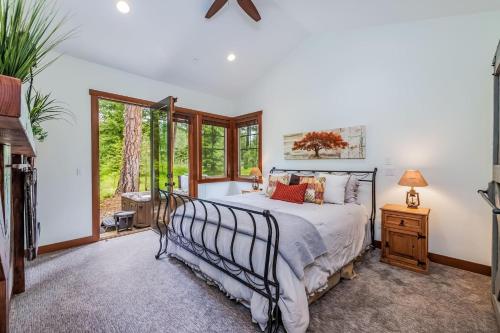 a bedroom with a bed and a window at Gathering Place in Cle Elum