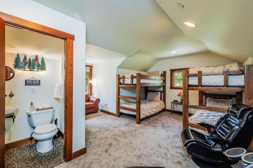 a bedroom with bunk beds and a bathroom at Gathering Place in Cle Elum