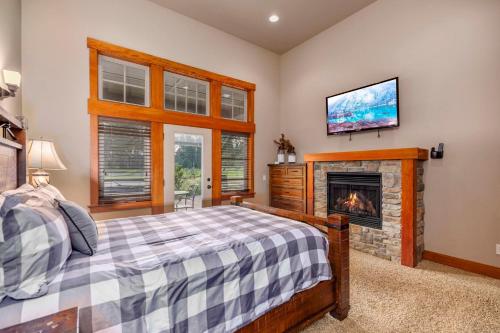 a bedroom with a bed and a fireplace at Monabel Manor in Cle Elum
