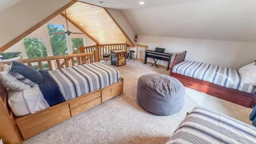 a bedroom with two beds and a piano at Vista Ridge in Ronald