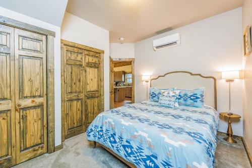 a bedroom with a bed with a blue comforter at Norwester Stay in Ronald