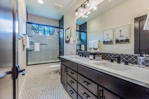 a bathroom with two sinks and a shower at Suncadia Luxe in Cle Elum