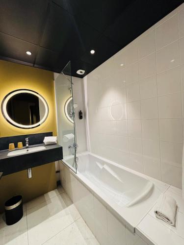 a bathroom with a tub and a sink at ibis Lyon Centre Perrache in Lyon